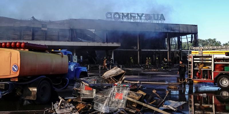 Pemimpin Dunia Mengecam Serangan di Pusat Perbelanjaan Paling Sibuk di Kremenchuk, Ukraina