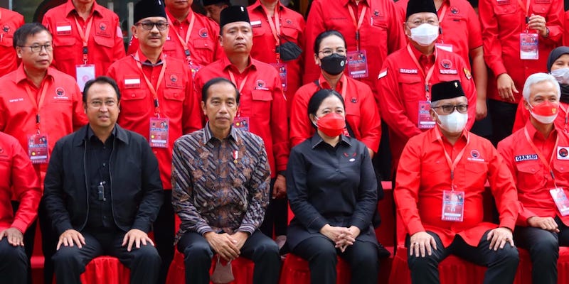 Presiden Jokowi berfoto bersama di Sekolah partai PDIP, Lenteng Agung, Jakarta Selatan, pada Selasa siang (21/6)/Ist