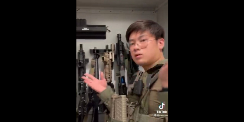 Viral, Pemuda Ini Pamerkan Senjata AK Alfa Gun hingga Senapan Serbu HK 416 di Rumahnya