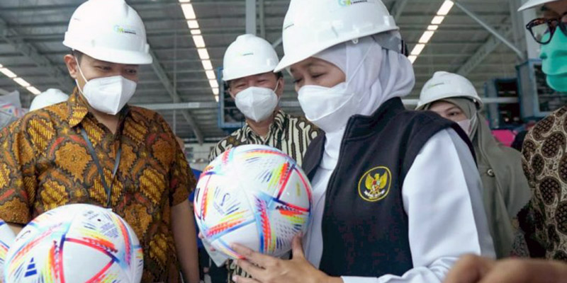 Bangga Jatim Ekspor Bola Resmi Piala Dunia 2022, Khofifah: Semoga Selanjutnya Timnas Indonesia