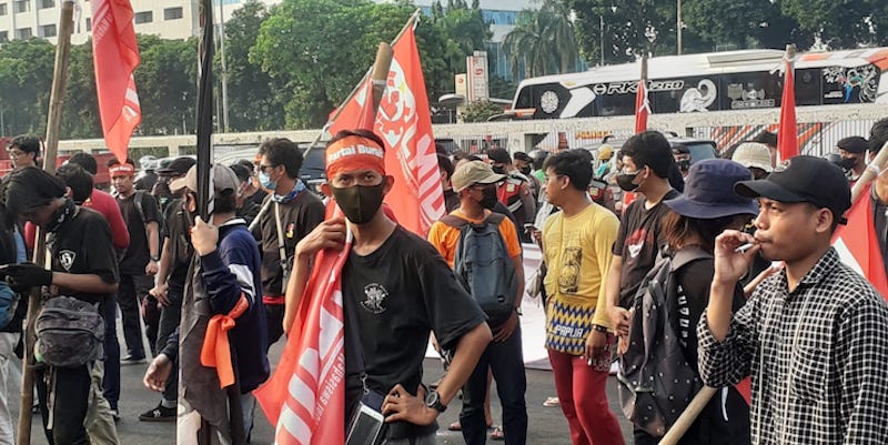 Atribut dan Fungsionaris Partai Buruh Nebeng Eksis di Demo LMID