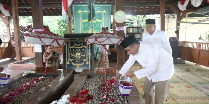 Sekjen Gerindra Ziarah ke Makam Mbah Lim, Ulama yang Selalu Ingatkan Pentingnya Jaga NKRI dan Pancasila