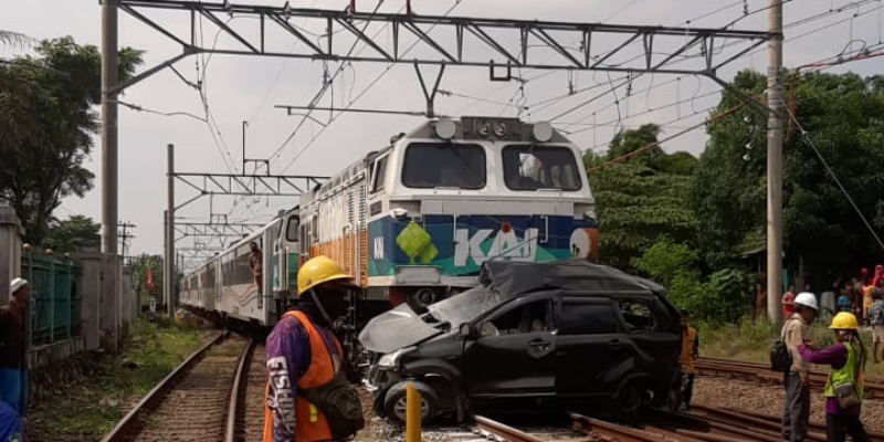 KA Argo Sindoro dan Mobil Minibus Terlibat Kecelakaan di Perlintasan Lintas Stasiun Cikarang-Tambun