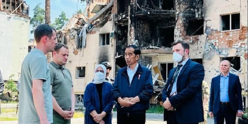Tinjau Puing-puing Apartemen yang Hancur di Ukraina, Jokowi: Semoga Perang Segera Dihentikan