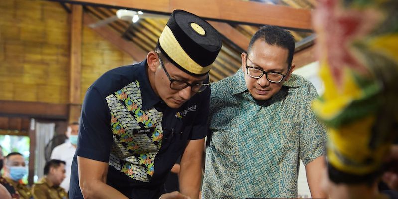 Menparekraf Berikan Suntikan Modal untuk Usaha Kriya UMKM Dhuafa di Tangerang Selatan