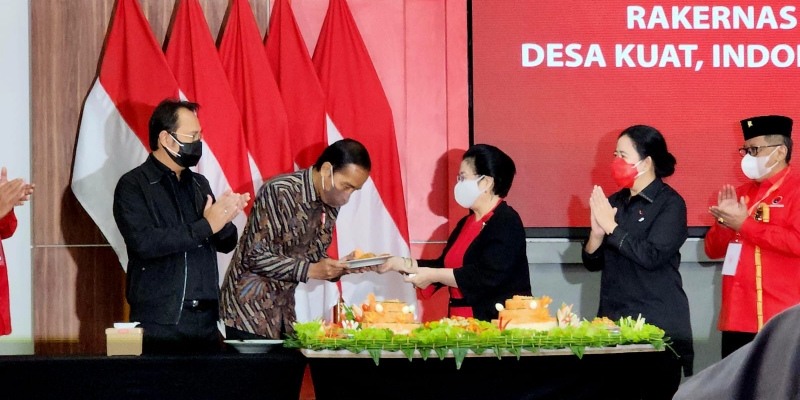 Rakernas PDIP, Megawati Beri Potongan Tumpeng untuk Jokowi