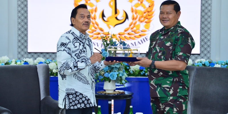 Bertemu Laksamana Yudo Margono, Chappy Hakim Serahkan Buku Kedirgantaraan untuk TNI Angkatan Laut