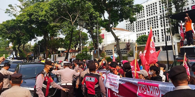 LMID Aksi di Depan Kantor KPU RI, Tutup Jalan Imam Bonjol Sambil Teriak Revolusi