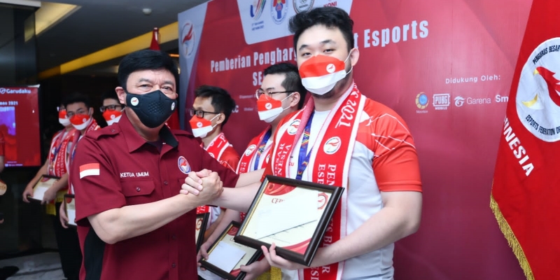 Tunaikan Janji, Budi Gunawan Serahkan Bonus untuk Atlet Esports Berprestasi di SEA Games Vietnam