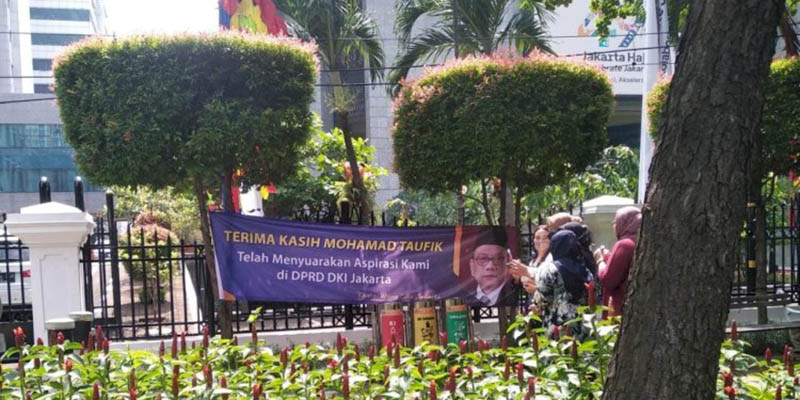 Dipecat Gerindra, Spanduk Ucapan Terima Kasih buat Mohamad Taufik Nampang di Kebon Sirih