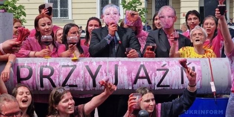 Di Polandia Warga Berdemo, Pamerkan Wajah Asli Presiden Hongaria yang Pro-Rusia
