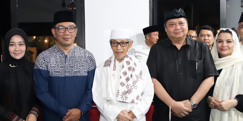 Ketua Umum Partai Golkar, Airlangga Hartarto bersama Yanti Airlangga takziah ke kediaman Ridwan Kamil, Senin malam (13/6)/Net