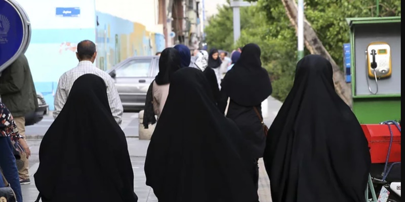 Ketahuan Tidak Mengenakan Jilbab di Tempat Umum, Pihak Berwenang Iran Tangkap Sepuluh Remaja