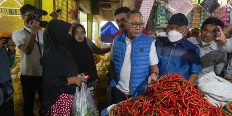 Sidak Pasar di Cirebon, Mendag Zulhas Dapati Harga Cabai Merah dan Bawang Merah Turun Harga