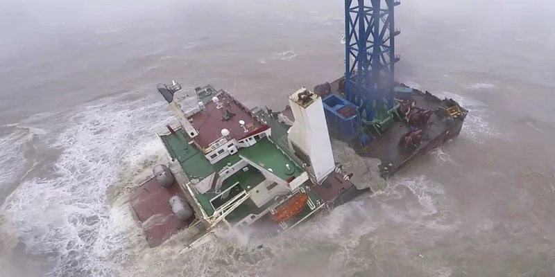 Dihantam Badai Tropis Dahsyat, Sebuah Kapal di Laut China Selatan Terbelah Dua dan Tenggelam