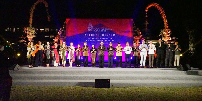 KPK Kenalkan Pakaian Khas Bali â€œUdeng" dan "Kain Tenun Endek" ke Delegasi ACWG G20