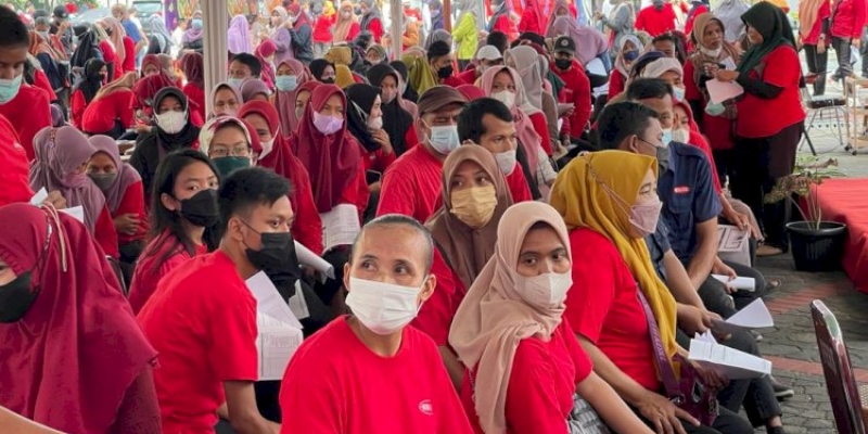 Polda Lampung Vaksinasi 726 Warga di PT Wong Coco