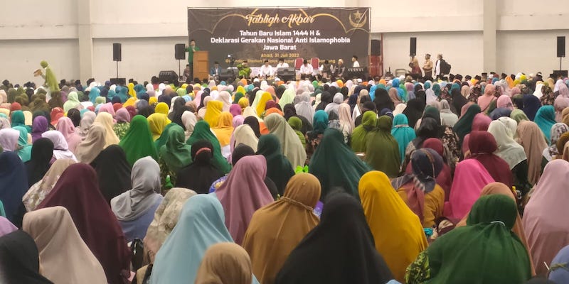 Di Malam Pergantian Tahun, Puluhan Ribu Umat Islam Deklarasi Gerakan Nasional Anti Islamphobia di Jalak Harupat