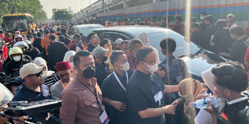 Diserbu Jakmania, Gubernur Anies Jalan Kaki Menuju Grand Launching JIS