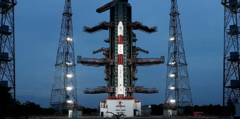 India Sukses Antarkan Tiga Satelit Singapura Mengorbit di Luar Angkasa