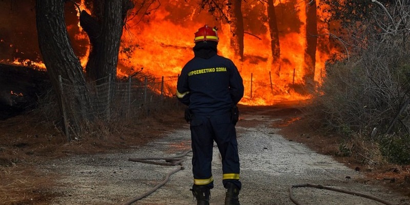 Yunani Dilanda Empat Kebakaran Besar, dari Resor Liburan sampai Hutan Nasional
