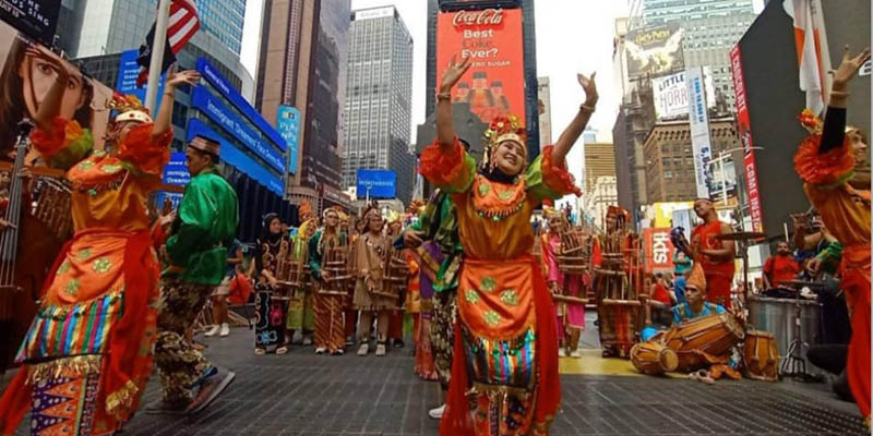 Pertama Kali dalam Sejarah, Flash Mob Angklung Bikin Goyang Times Square New York