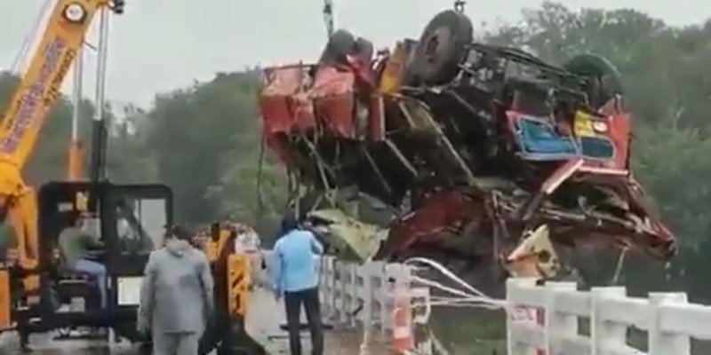 Bus Jatuh di Sungai Narmada India Tewaskan 13 Orang