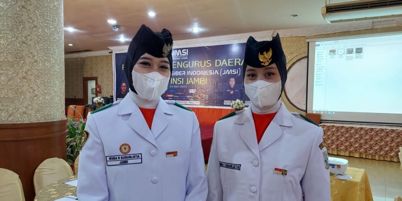 Winda Ratih Suidarlistia dan Windi Dewi Suidarlistia, saudara kembar identik si pembawa Bendera Merah Putih dan JMSI saat pelantikan JMSI Jambi, Sabtu (23/7)/Ist