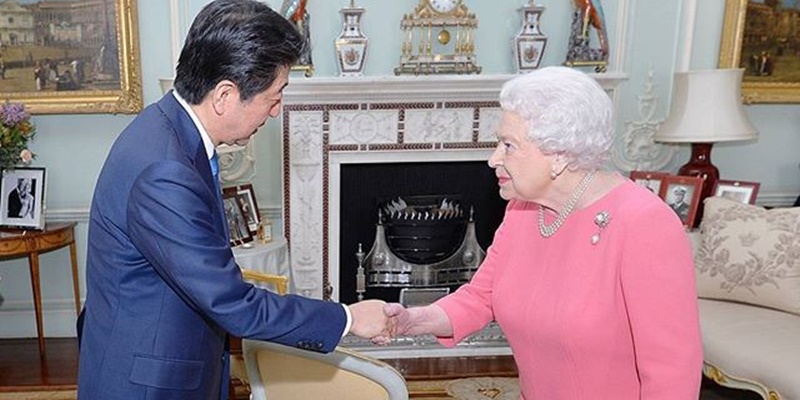 Kenang Pertemuannya dengan Mendiang Shinzo Abe, Ratu Elizabeth II Ungkap Kesedihan Mendalam