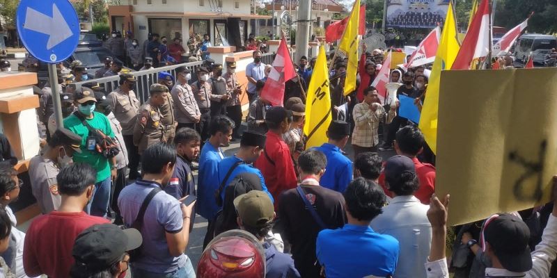 Unjuk Rasa Mahasiswa Tolak RUU KUHP di DPRD Probolinggo Berujung Ricuh