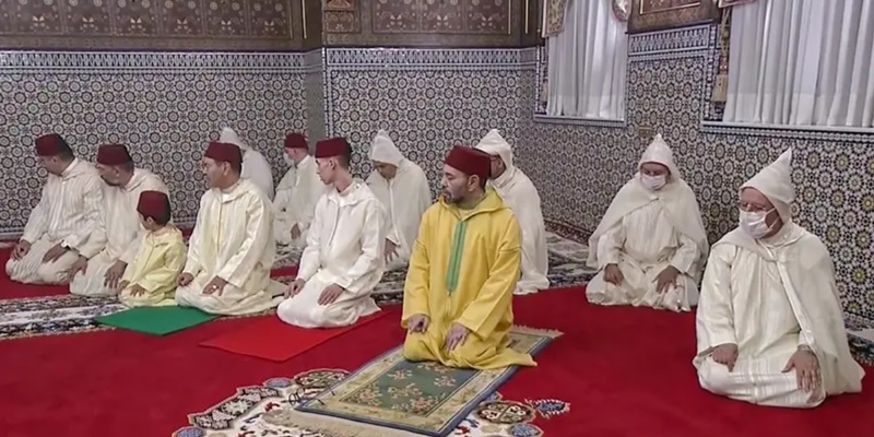Berjubah Kuning dan Tampak Lebih Kurus, Raja Maroko Pimpin Shalat Iduladha di Istana