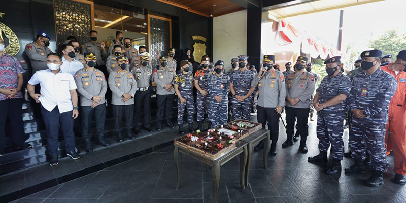 HUT Bhayangkara, Polda Jatim "Dikepung" Prajurit TNI AL dari berbagai Kesatuan