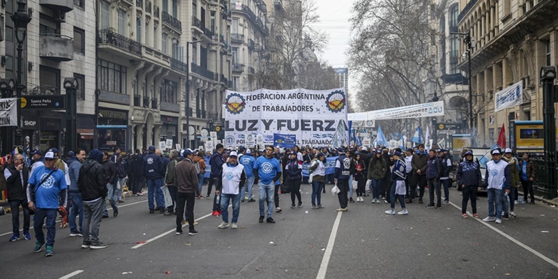 Inflasi Membumbung Tinggi, Ribuan Warga Argentina Protes Minta Pemerintah Naikkan Upah