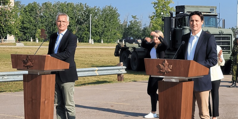 Sekretaris Jenderal NATO Jens Stoltenberg bersama Perdana Menteri Justin Trudeau di  pangkalan jet tempur  Cold Lake, Alta, Jumat 26 Agustus 2022/Net
