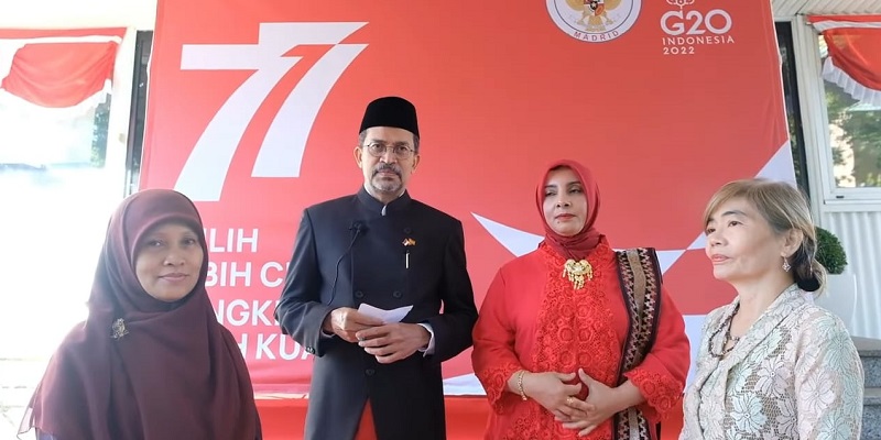 Duta Besar RI untuk Spanyol, Dr. Muhammad Najib dan istri bersama dua pemenang sayembara HUT RI/Repro