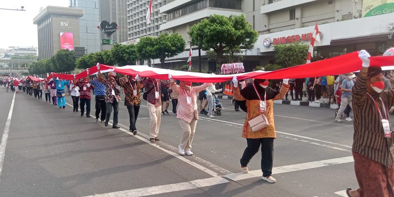 Bendera Sepanjang 1,7 KM Diarak dalam Kirab Merah Putih