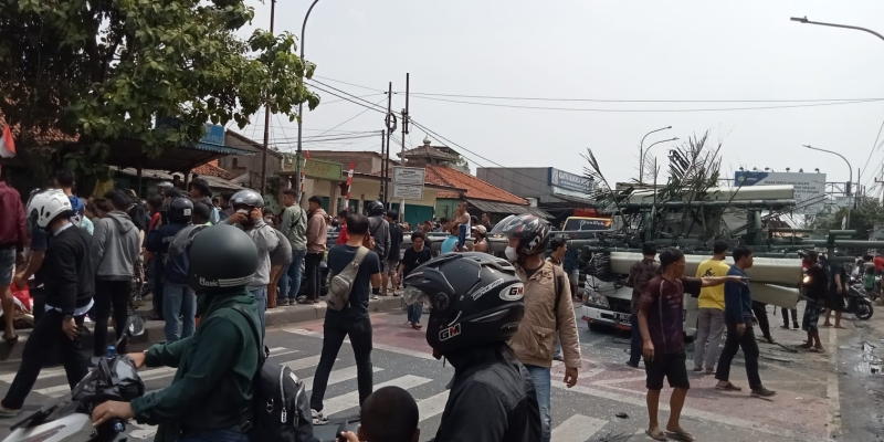 Puluhan orang mengevakuasi kecelakaan di depan SDN Kota Baru Bekasi/Ist