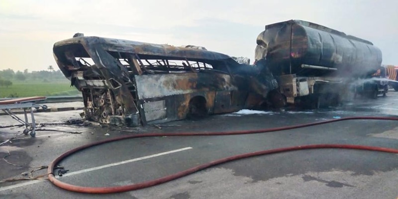 Bus Penumpang di Pakistan Tubrukan dengan Truk Tangki Minyak, 20 Tewas