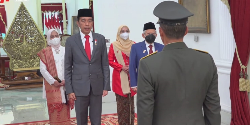 Jokowi dan Maruf Amin Kompak Kenakan Setelan Jas Hadiri Upacara Penurunan Bendera