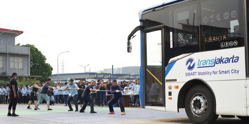 Meriahkan HUT RI, Transjakarta Gelar Lomba Tarik Bus Armada