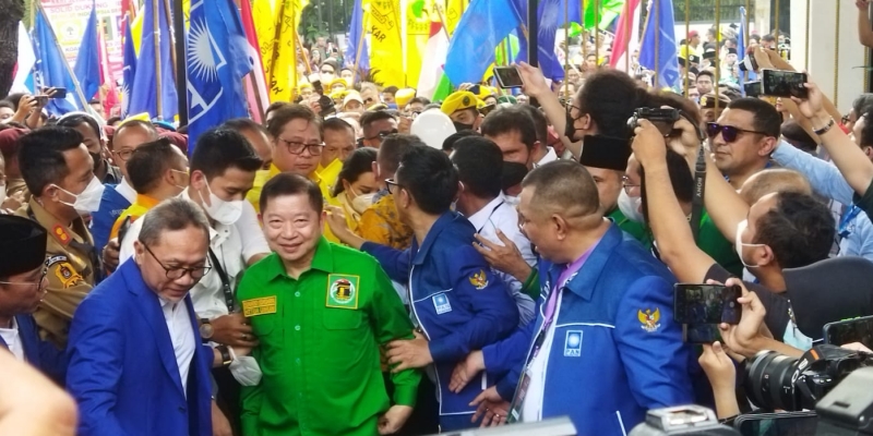 Pendaftaran Parpol Anggota KIB di KPU Diwarnai Saling Dorong Simpatisan