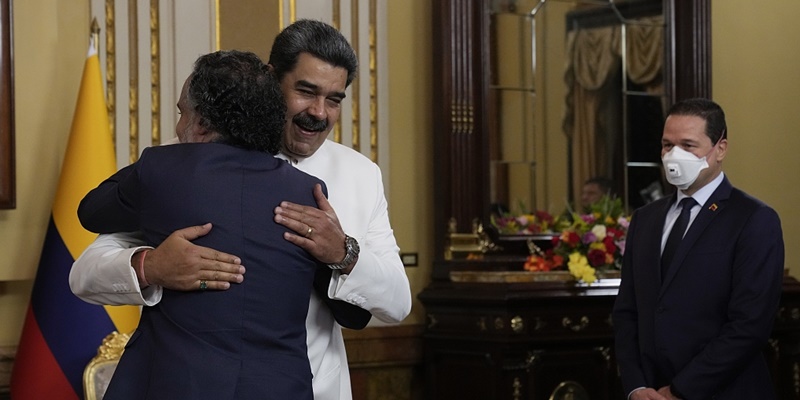 Sambut Dubes Baru Kolombia untuk Venezuela, Presiden Nicolas Maduro Berikan Pelukan Hangat
