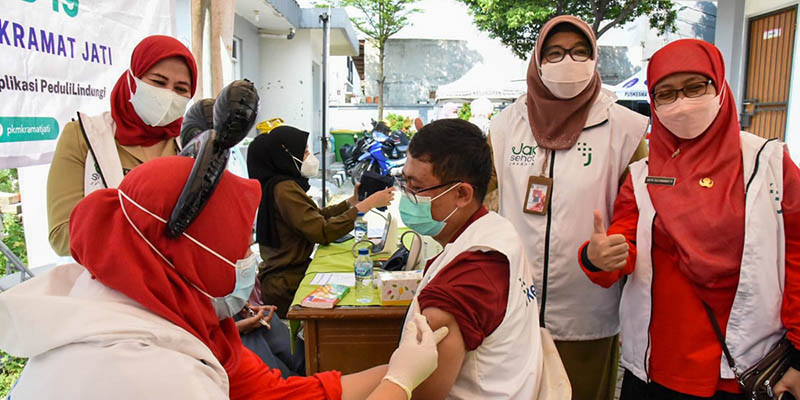 Beri Rasa Aman, Puluhan Nakes di Jakarta Terima Vaksinasi Booster Kedua