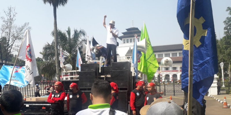 Aliansi Aksi Sejuta Buruh menggelar demo di depan Gedung Sate, Bandung, Sabtu (6/8)/Isi