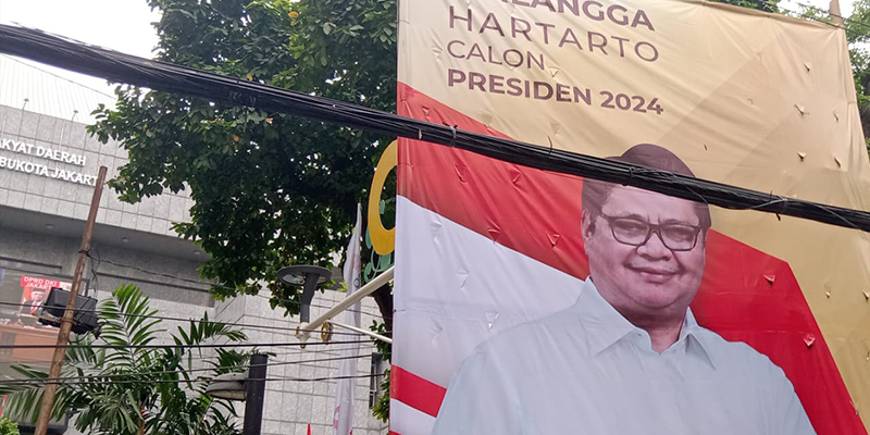 Spanduk Airlangga Hartarto Capres 2024 Terpampang di Depan DPRD DKI