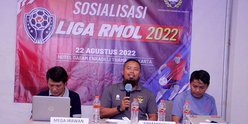 Asisten pelatih Tim U-16 Indonesia, Firmansyah, memberikan sejumlah tips bagi peserta yang hadir di acara Sosialisasi Liga RMOL/RMOL