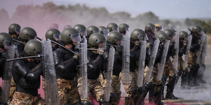 Kosovo Tegang, Pasukan NATO Siaga Tinggi Turunkan 30-40 Kendaraan Tempur