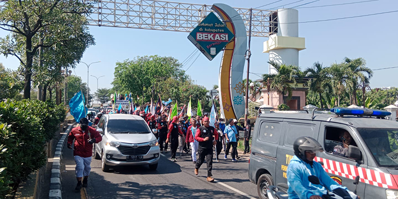 Massa AASB Sudah Sampai Karawang, Jumhur Hidayat Ikut <i>Longmarch</i> Menuju Jakarta