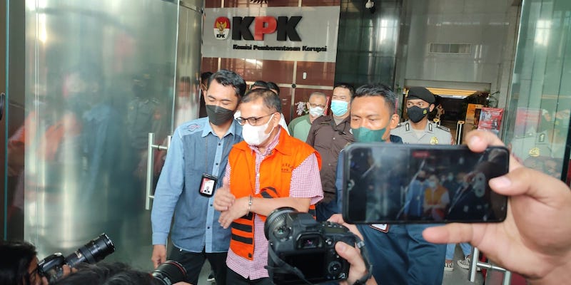 Mantan Walikota Cimahi, Ajay Muhammad Priatna (rompi oranye)saat akan keluar Gedung KPK/RMOL