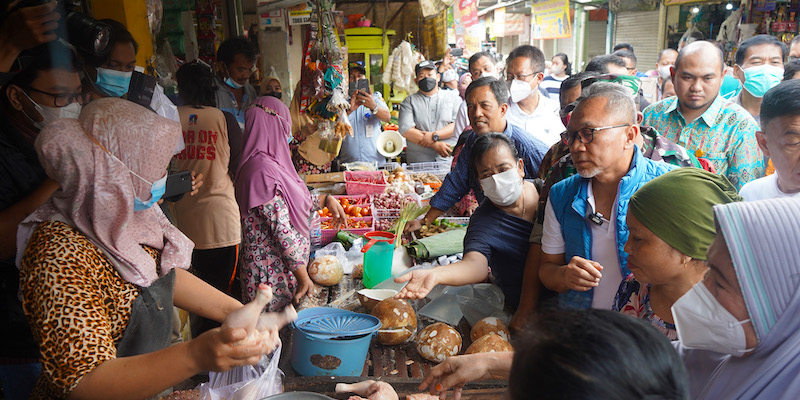 Tinjau Pasar Dukuh Kupang Surabaya, Zulhas Pastikan Harga Bahan Pokok Stabil